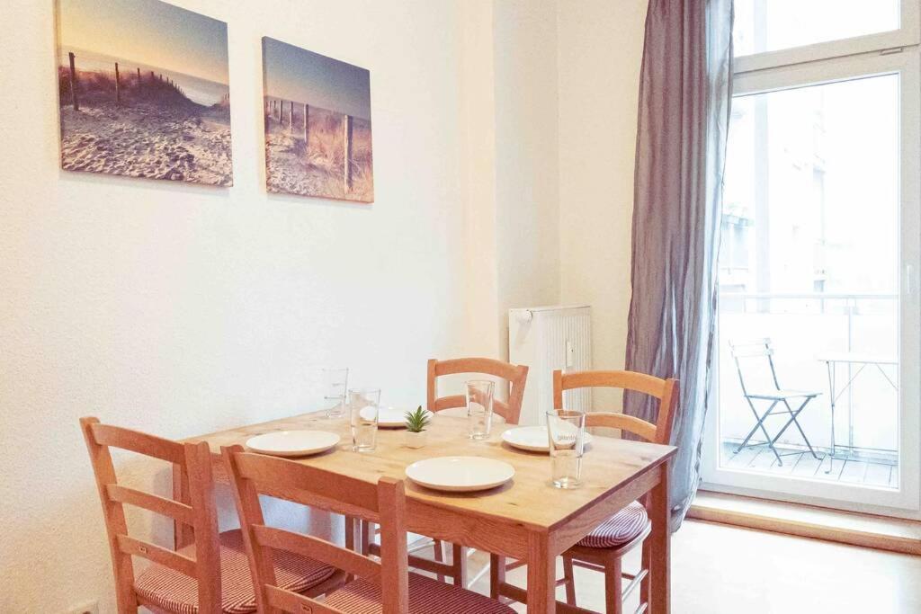 Altbauwohnung Direkt An Der Karli Mit Balkon - Netflix Inklusive Apartment *