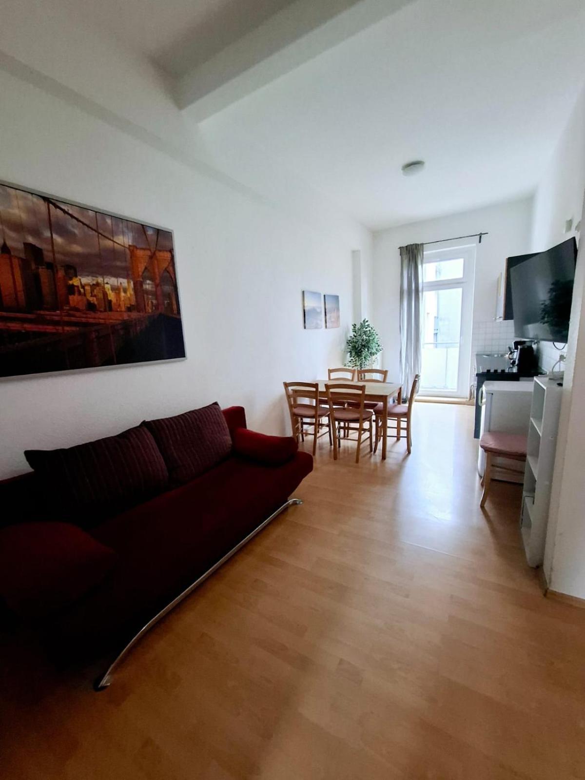 Altbauwohnung Direkt An Der Karli Mit Balkon - Netflix Inklusive *